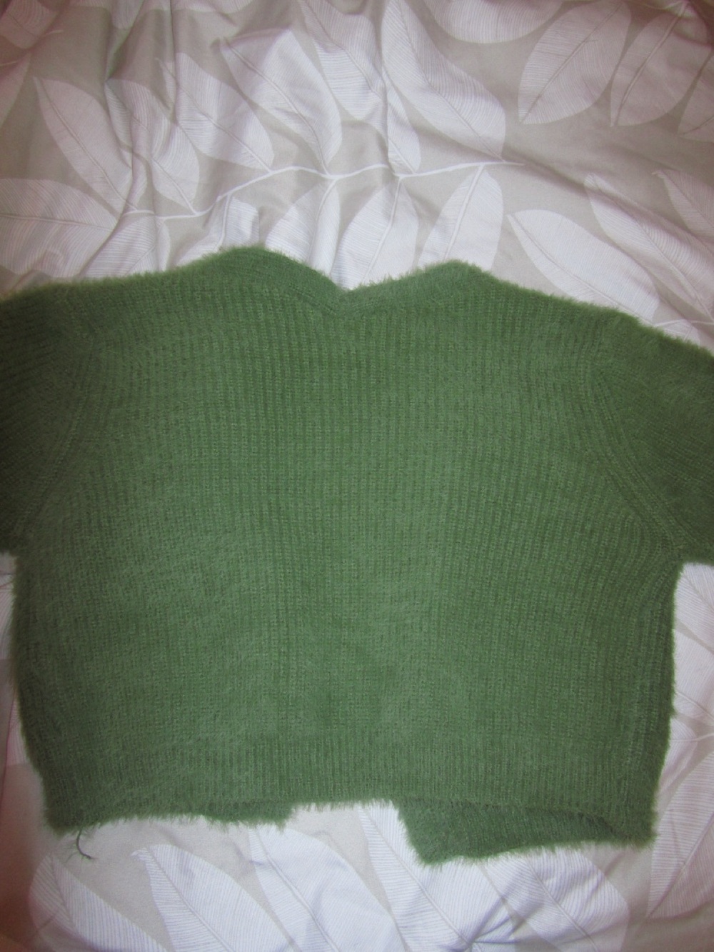 V-Neck Cropped Fuzzy Green Cardigan - SHEIN - Picture 3 of 9